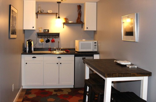 Englewood Apartment | Petite Retreat with Kitchenette and Private Entrance