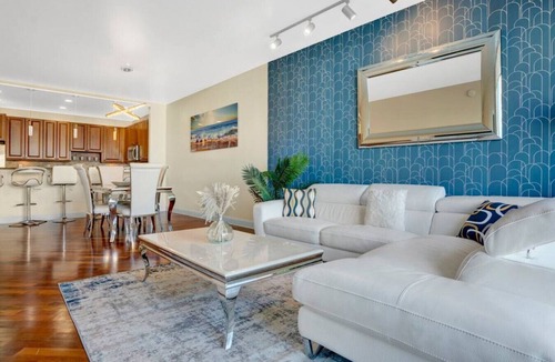 Sunny Isles Beach Condo | PH9 - 19370 Collins Ave MIA