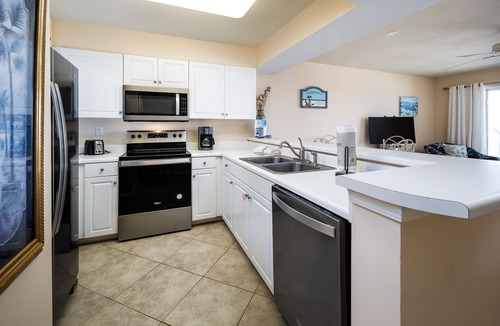 Fort Walton Beach Condo | PI 412: Island Oasis - Enjoy a splashing good time at this beachfront condo!