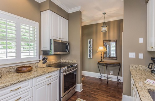 Greensboro Cottage | Picture perfect Marina Cove Escape with lake views!