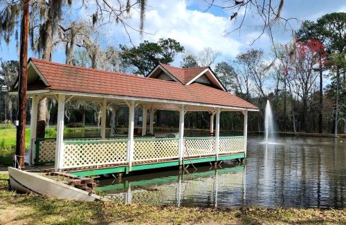 Midway House | Picturesque Cottage with Pond Views Great for Family Getaways in Georgia