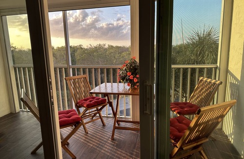 Vanderbilt Beach Apartment | Pied-`a-Terre Steps To Beach Mangrove/Gulf View Just Renovated