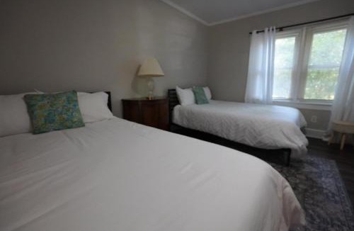 New Castle House | Pine Haven Getaway -Crib, Pets Welcome, Perfect for Families & Groups