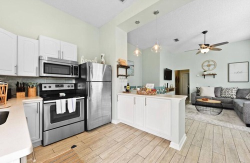 Jacksonville Beach Villa | Pink Dolphin 2| 1 Blk to Beach | Close to Mayo