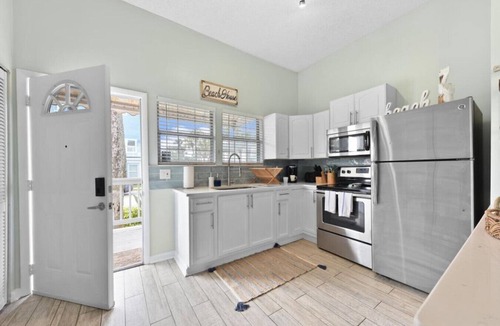 Jacksonville Beach Villa | Pink Dolphin 2| 1 Blk to Beach | Close to Mayo