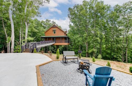 Cleveland House | Pinnacle Suite Treehouse Near Helen, Georgia