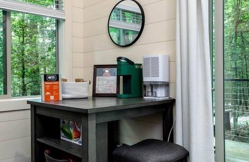 Balsam Grove Cabin | Pisgah Forest Retreat: Cozy Cabin Blending Comfort and Luxury for Glampers, NC