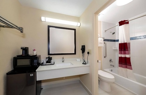 Ellenton Hotel | Pleasant Stay, Convenient Location! FREE Parking, Pet-friendly Property, Pool!