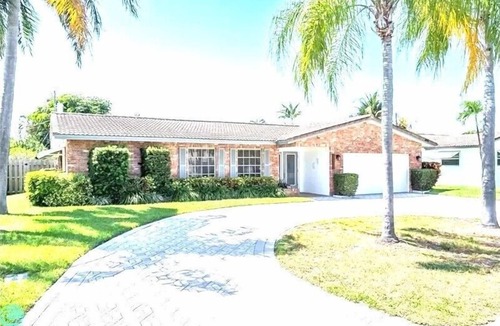 Garden Isles House | Pompano Beach conveniently located with pool
