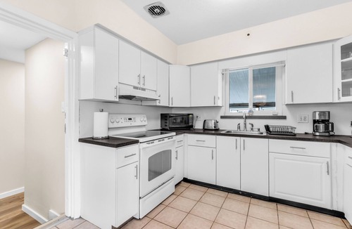 Golden Glades House | Pool, 4 Bed, 3 Bath, Patio, Parking.