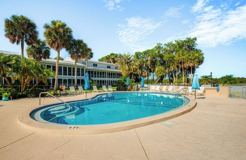 Welaka Condo | Pool Access & Lanai: Riverfront Welaka Condo!