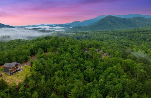 Rocky Grove Cabin | Pool Cabin with 5 King Bedrooms