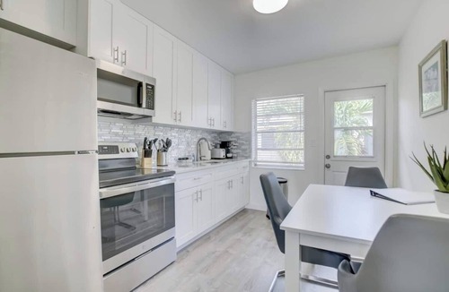 Middle River Terrace Apartment | Pool ~ Free Wifi ~ Parking ~ Smart TV
