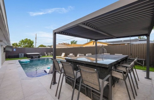 West Hollywood House | Pool + Hot Tub | MAJOR INTERNATIONAL SPORTING EVENT Base | Outdoor Kitchen