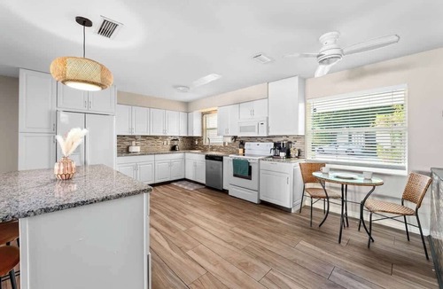 Arlington Park House | Pool - Near Beach - Outdoor Games for Family - Close to DT