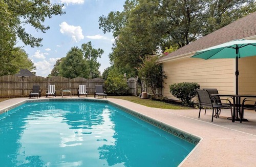 Warner Robins House | Pool Retreat | 3BR | Fenced Yard | Prime WR
