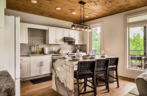 Gatlinburg Cabin | POOL/Sauna/Hot Tub/VIEWS! - Half Moon Haven