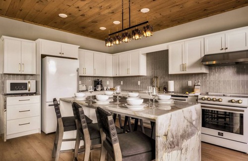 Gatlinburg Cabin | POOL/Sauna/Hot Tub/VIEWS! - Half Moon Haven