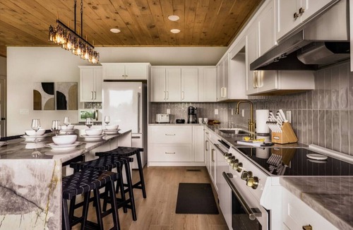 Gatlinburg Cabin | POOL/Sauna/Hot Tub/VIEWS! - Half Moon Haven