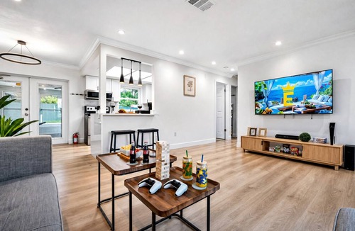 Featherock House | Pool Spa Retreat | Private Pickleball Court + Gym