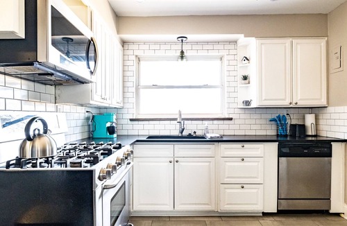 University District House | Pool Table | Ping Pong | 5TVs | Fenced Yard