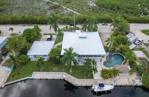 Cudjoe Key House | Pool, tiki hut, easy ocean access canal, dock, prime location 30m to Key West