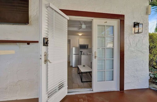 Mango Groves Apartment | Poolside 1BR Retreat w/Kitchen in Lake Worth