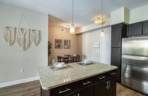 Carver City - Lincoln Gardens Apartment | ☀️Poolside Oasis☀️ 2/2 Dual King Heated Salt Pool