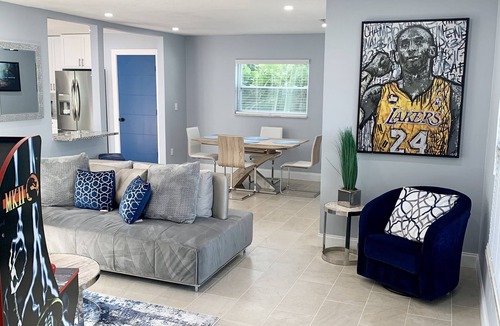 West Palm Beach House | Poolside Palms