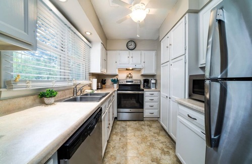 Tarpon Pond House | Popular Tarpon Pond Cottage w/Screened Porch! Great Location! 1 small dog allowed!