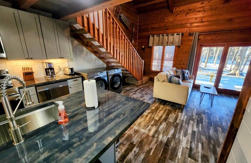 Edray Ski Chalet | PowderMonkey 2br/2ba+Loft - Ski out & PET friendly