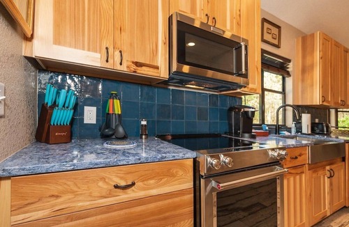 Bronson Resort | Premium King One-Bedroom Cottage