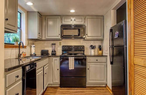 Pigeon Forge Condo | Prime Location・Pet Friendly・Pool・Grill・Sleeps 8