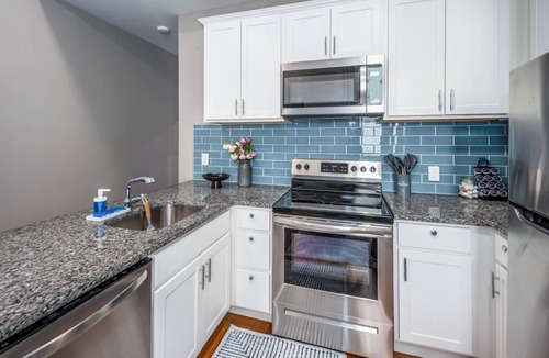 Over-the-Rhine Apartment | Prime OTR+2 Lux Queen Beds+Sleeps 5ppl+Steps to Free Light Rail+Wifi+Smart TVs