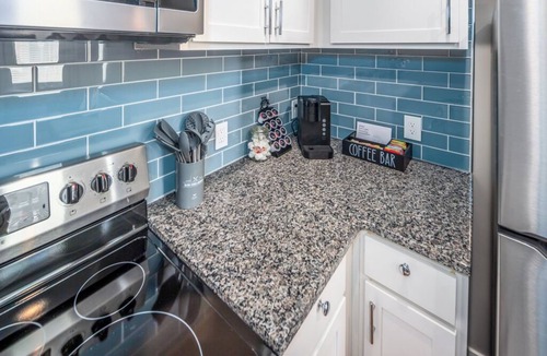 Over-the-Rhine Apartment | Prime OTR+2 Lux Queen Beds+Sleeps 5ppl+Steps to Free Light Rail+Wifi+Smart TVs
