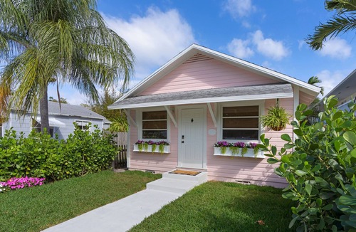 Mango Groves Cottage | Private 1BR Cottage 2 BLKS to Downtown+Beach Pass!