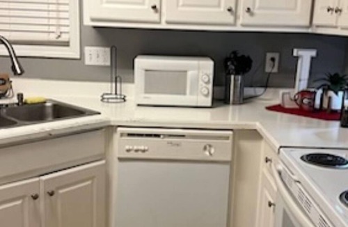 Athens House | Private 3-Bedroom Home minutes away from UGA!