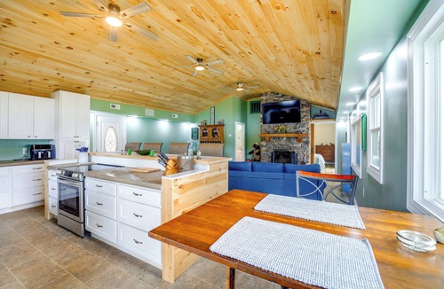 Hiwassee House | Private Beach! Home w/2 Guest Cabins in Hiwassee