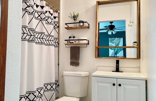 Parker Ridge House | Private charming King bed cottage quick drive to downtown and beach