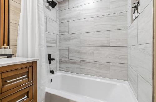 Dallas House | Private Double Room with Private Bathroom