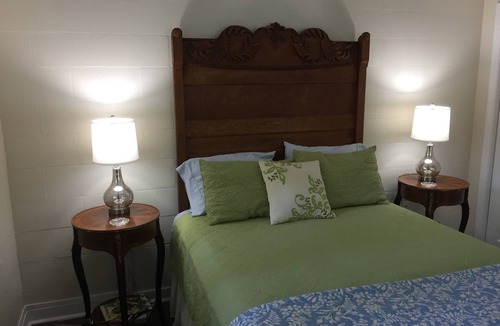 Tallahassee House | Private Garden Guest House with separate entrance near FSU, downtown and TMH.