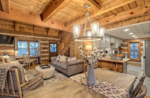 Tiger Cabin | Private, Guest Favorite Cabin, Fire Pit, Close to Hiking and Downtown Clayton!