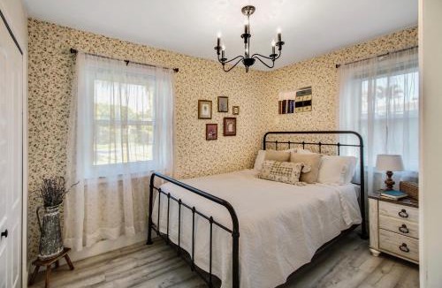 Pompano Beach Villa | Private Heated Pool Oasis Pet-Friendly Retreat Short or long Stays Sleeps 2-8 Ppl