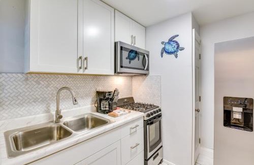 Ocean City Apartment | Private Hot Tub Fort Walton Beach Bungalow!
