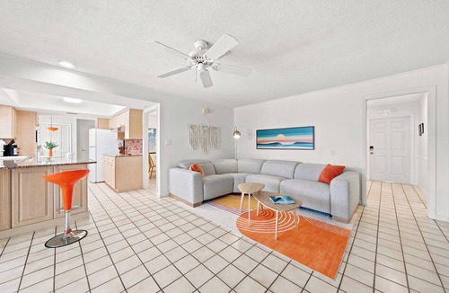Venetian Way House | Private House - Pool, Firepit, Pet Friendly, Walk to Beach, FREE EV Charger