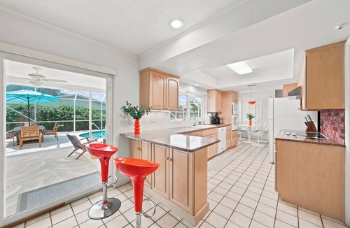 Venetian Way House | Private House - Pool, Firepit, Pet Friendly, Walk to Beach, FREE EV Charger