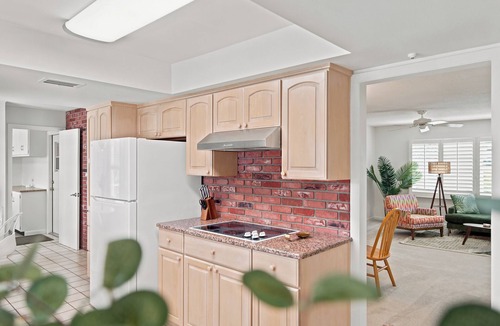 Venetian Way House | Private House - Pool, Firepit, Pet Friendly, Walk to Beach, FREE EV Charger