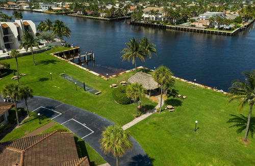 Hillsboro Beach Villa | Private Ocean Side Resort - Beach/Pool/Golf putting green/Waterway ICWW