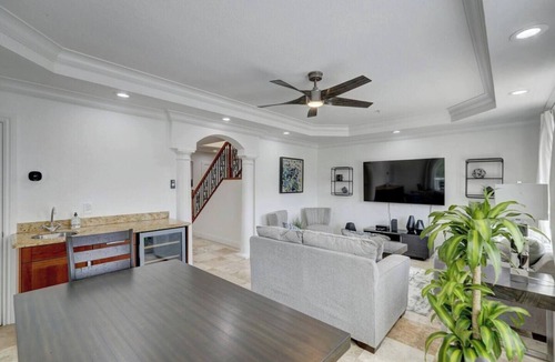 Colee Hammock House | Private Patio ~ Cali King Bed ~ Grill ~ Smart TVs