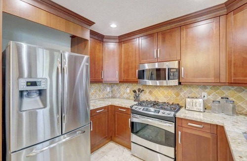 Colee Hammock House | Private Patio ~ Cali King Bed ~ Grill ~ Smart TVs